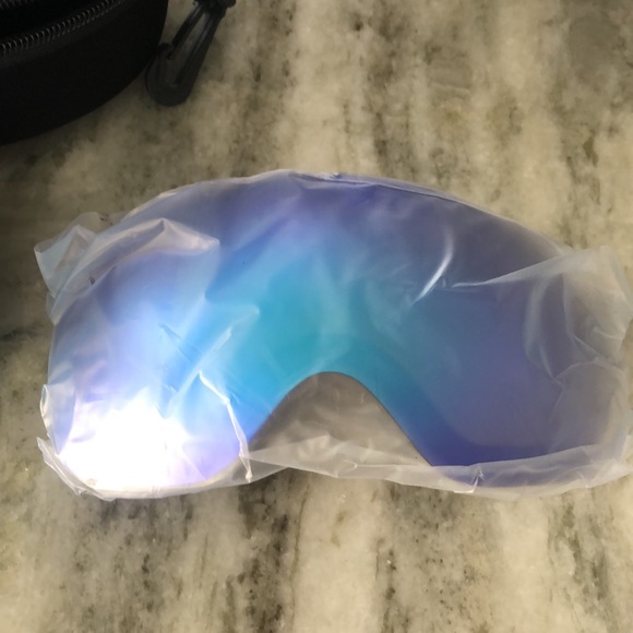 Package ..Ladies Ski Jacket,pants,socks,gloves,hot chiles base layers, goggles - Picture 11 of 15